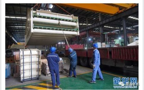 新華社記者報(bào)道: 南昌礦機(jī)復(fù)產(chǎn)復(fù)工，大型礦山機(jī)械設(shè)備發(fā)往東歐